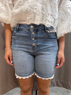 Jeansshorts med blingknappar och spets