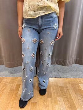Jeans med hålbrodyr och pärlor