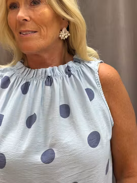 Blått linne med prickar
