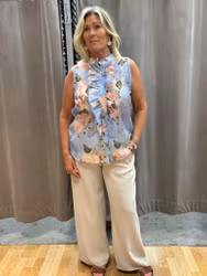 Blå armlös topp med blommönster