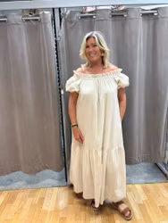 Beige klänning med puffärm