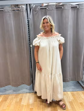 Beige klänning med puffärm