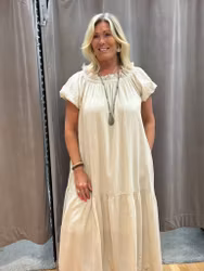 Beige klänning med puffärm