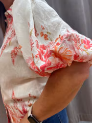 Cremé färgad blus med blommor