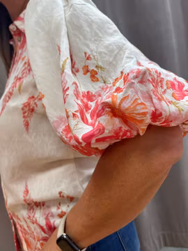 Cremé färgad blus med blommor