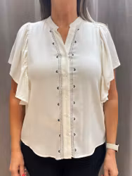 Cremé färgad blus med broderi