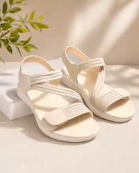 Cremé vit sandal  med kardborreknäppning
