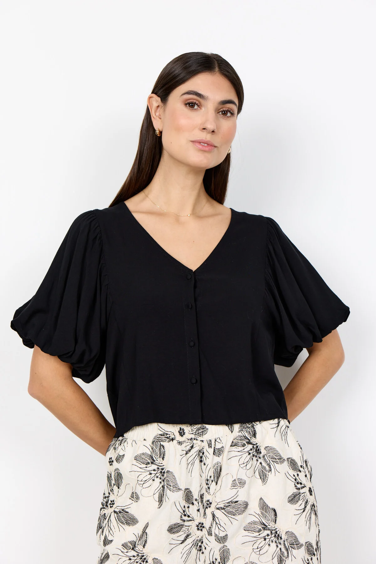 Svart blus med puffärm
