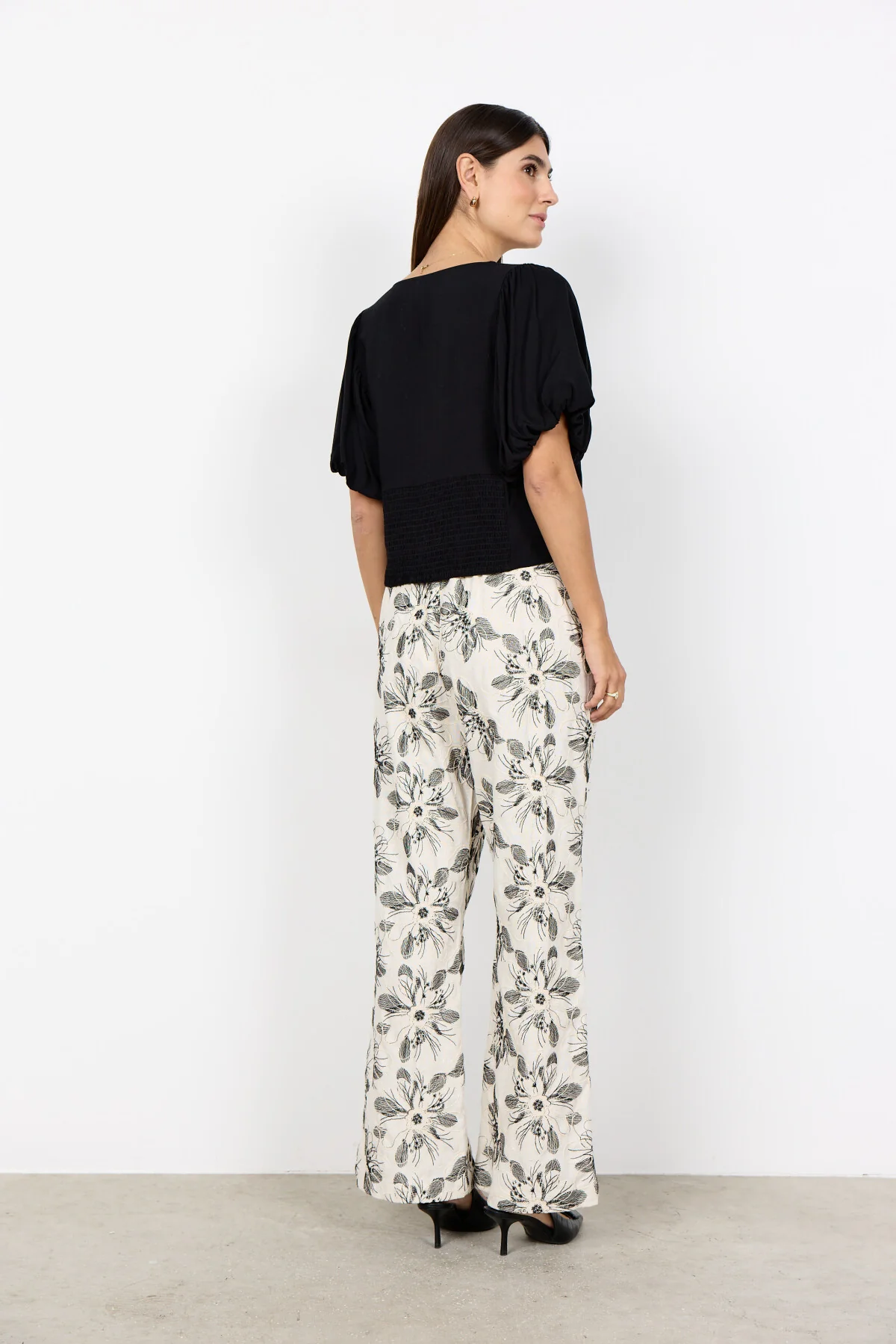 Svart blus med puffärm