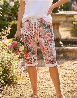 Magiska shorts leo och rosa blommor