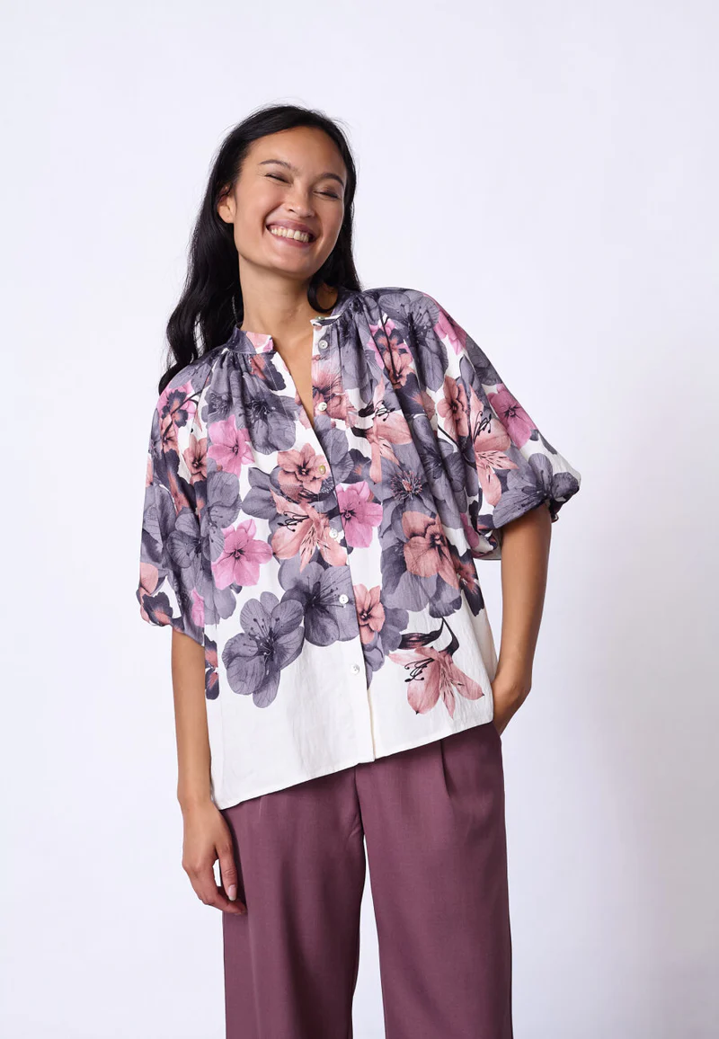 Cremé färgad blus med blommor och puffärm