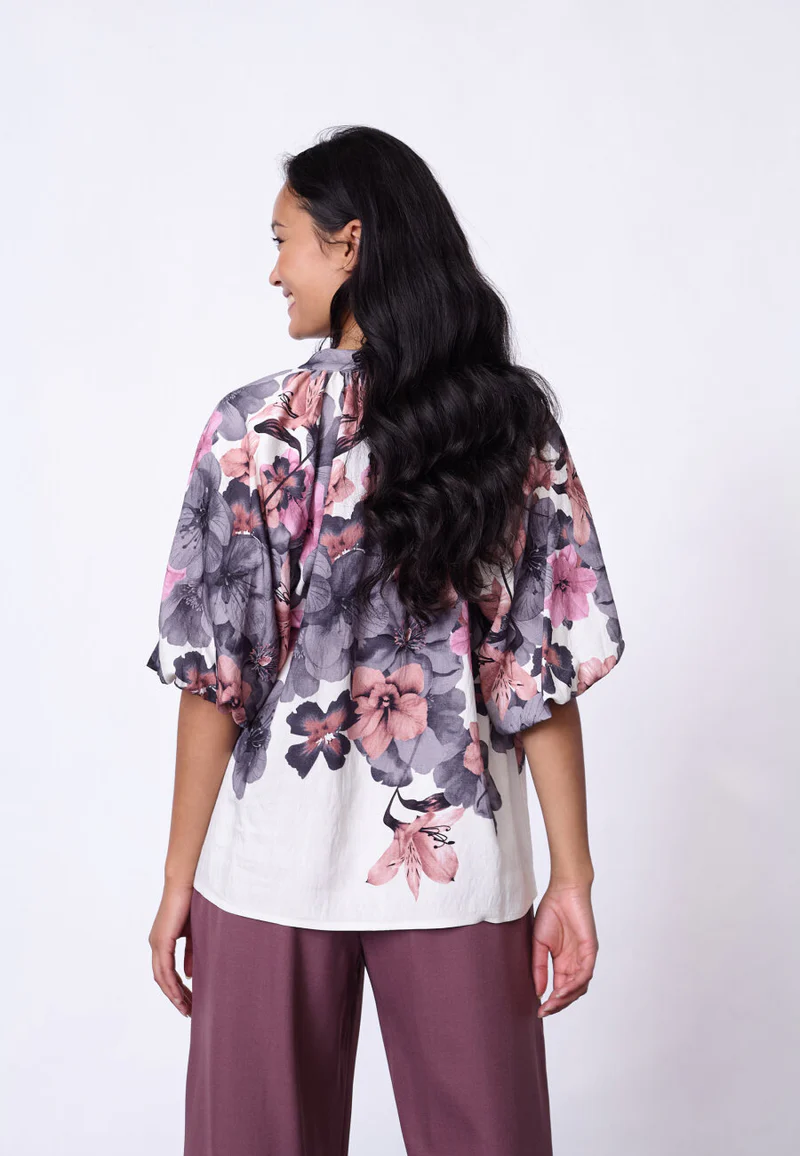 Cremé färgad blus med blommor och puffärm