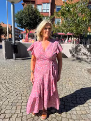 Rosa paisleymönstrad klänning