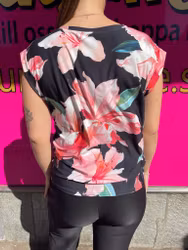 Svart blommig t-shirt i slinkmaterial
