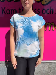 Blå och grön mönstrad t-shirt i slinkmaterial