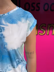 Blå och grön mönstrad t-shirt i slinkmaterial