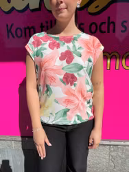 Blommig t-shirt i slinkmaterial