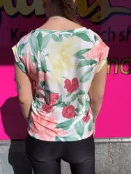 Blommig t-shirt i slinkmaterial