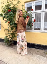 Cremefärgade satinbyxor med blommor