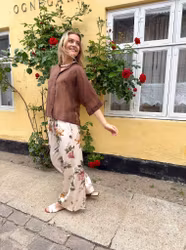 Cremefärgade satinbyxor med blommor