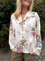 Cremefärgad skjortblus med blommor