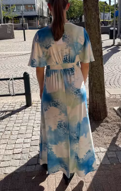 Turkos maxiklänning i slinkmaterial