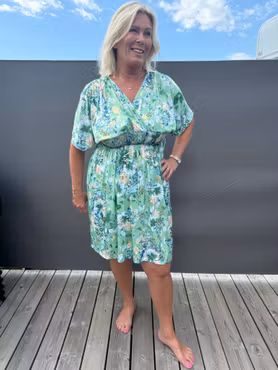 Kort grön klänning med blommor och guld
