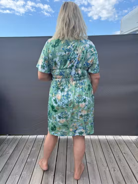 Kort grön klänning med blommor och guld