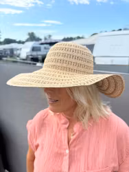 Brun sommarhatt med guldigt skimmer