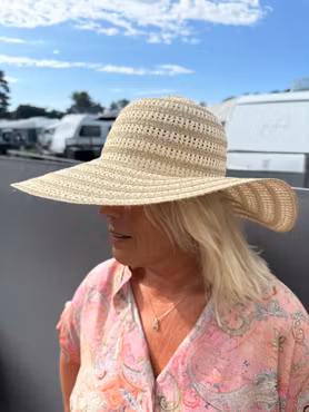 Beige sommarhatt med guldigt skimmer
