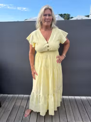 Gul klänning med hålbrodyr