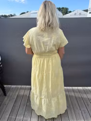 Gul klänning med hålbrodyr