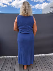 Marinblå kräppad klänning med knyt