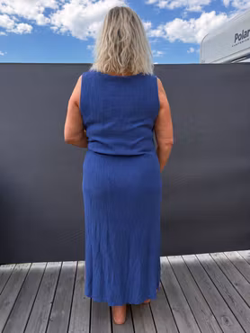 Marinblå kräppad klänning med knyt