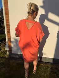 LUCKA 1 - Korall midiklänning - ord. pris 499 kr