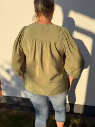 LUCKA 2 - Armygrön blus med hålbrodyr - ord. pris 699 kr