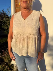 Beige broderat spetslinne