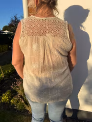 Beige broderat spetslinne