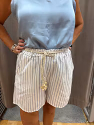 Randiga shorts med knytskärp