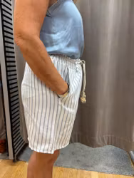Randiga shorts med knytskärp
