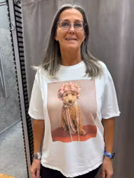 Vit t-shirt med papiljotter