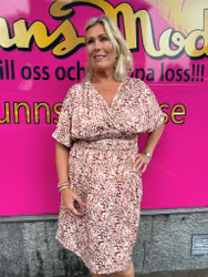 LUCKA 5 - Röd mönstrad slinkklänning - ord. pris 399 kr