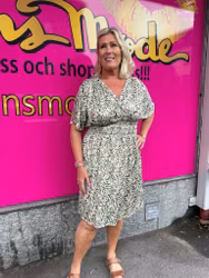 LUCKA 5 - Grön mönstrad slinkklänning - ord. pris 399 kr
