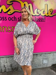 LUCKA 5 - Marinblå mönstrad slinkklänning - ord. pris 399 kr