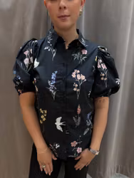 Svart blus med blommor