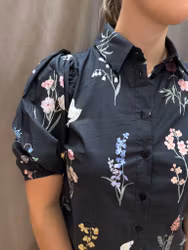 Svart blus med blommor