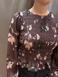 Berry flower satinblus med smock