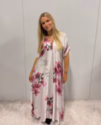 Offwhite satinklänning med rosa blommor