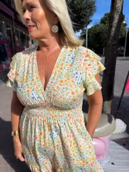 Gul och grön blommig maxiklänning i viskos