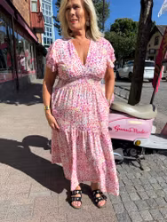 Rosa blommig maxiklänning i viskos